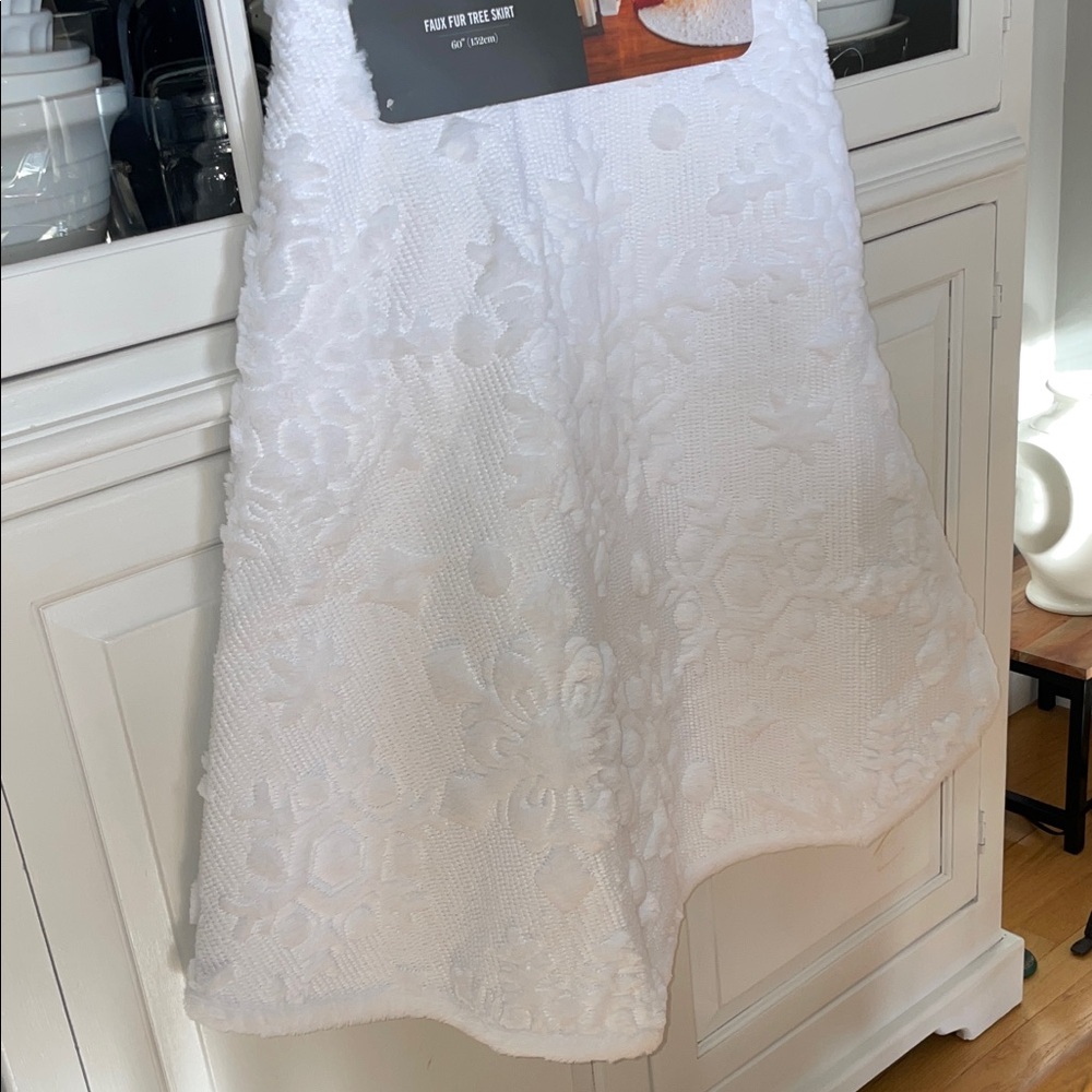 βοΈMartha Stewart White Holiday Tree Skirt DecorπFaux Fur raised snowflake design